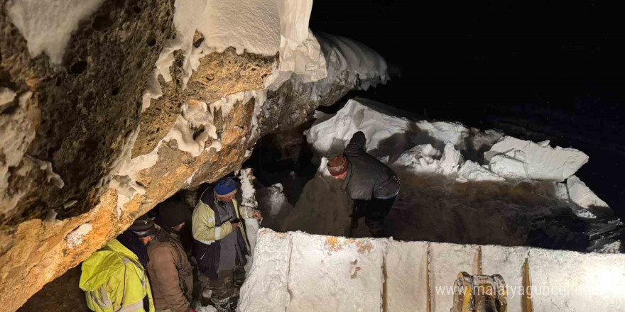 Karda mahsur kalanların yardımına belediye ekipleri koştu