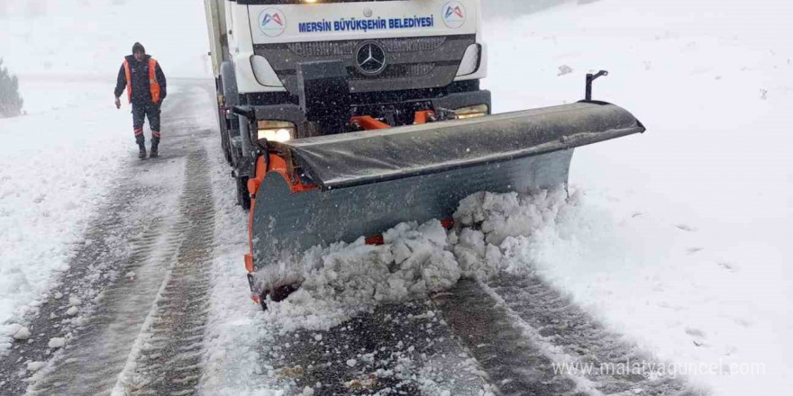 Karda mahsur kalanların yardımına belediye ekipleri koştu