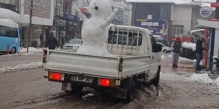 Kardan adama kamyonet ile şehir turu attırdılar