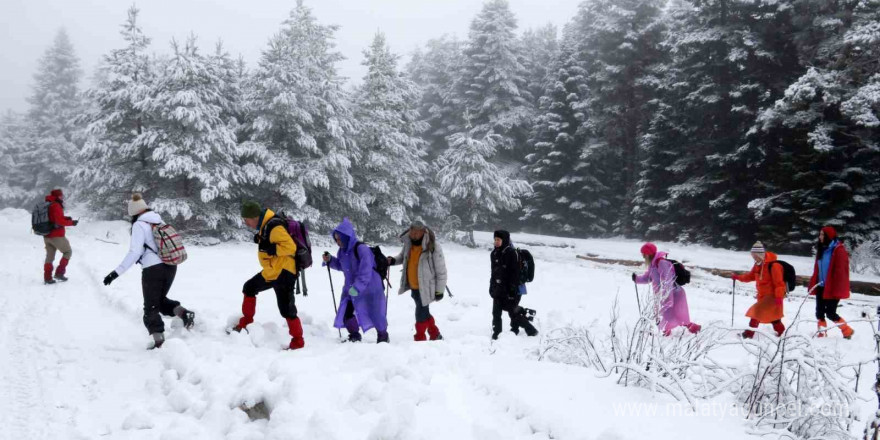 Karlı havaya rağmen 15 kilometre yürüdüler