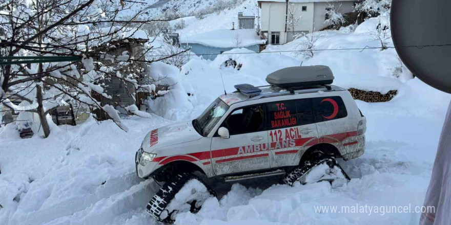 Karlı yolları aşan sağlık ekipleri yaşlı hastanın imdadına Hızır gibi yetişti