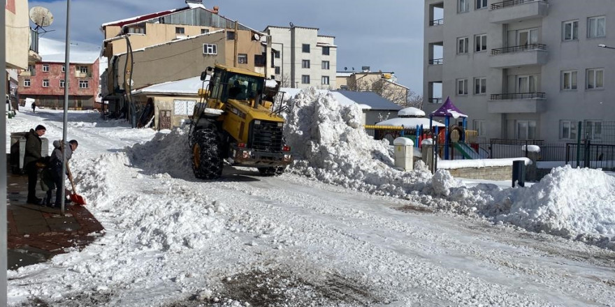 Karlıova’da kar yağdı, belediyenin karla mücadelesi de başladı