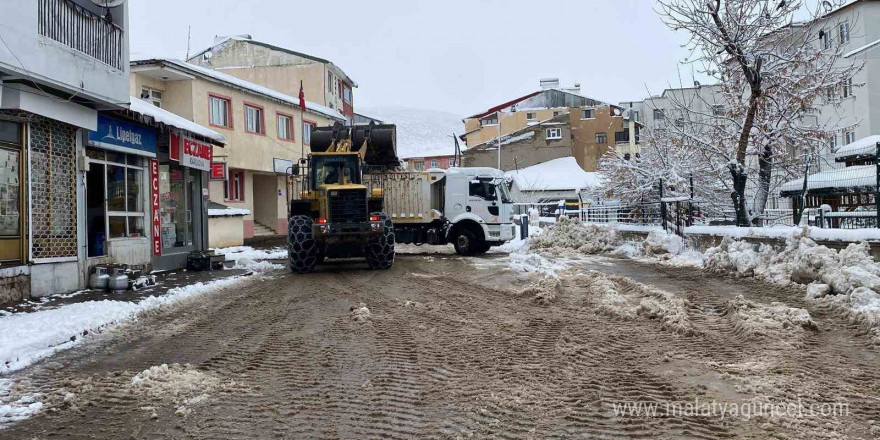 Karlıova’da karla mücadele çalışmaları