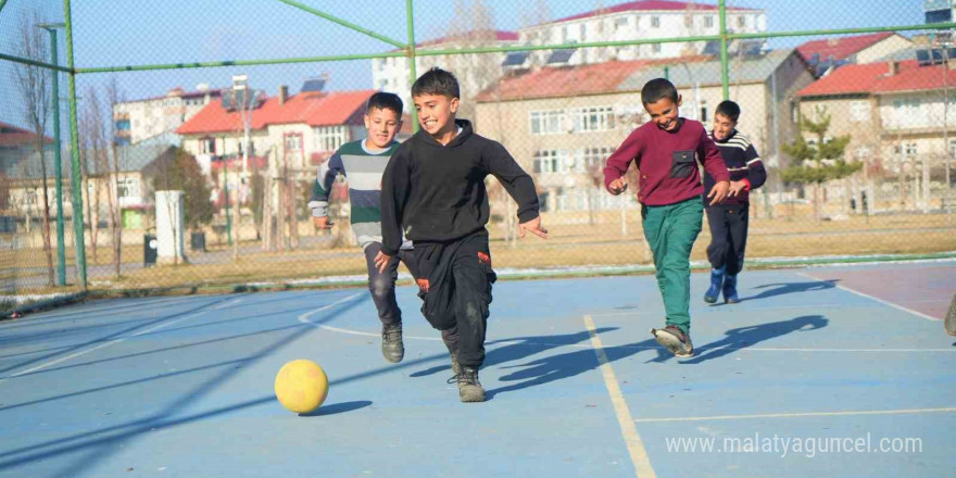 Karnesini alan çocuklar parkta güneşin tadını çıkardı