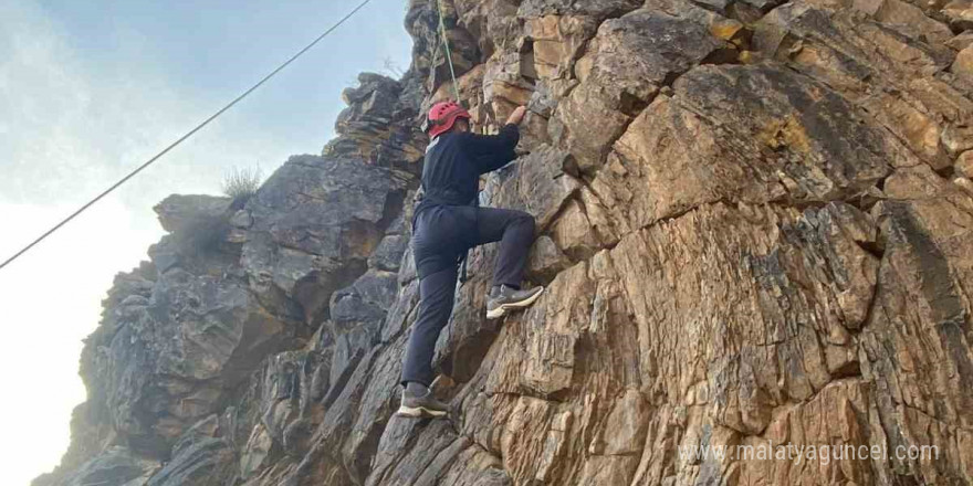 Kars AFAD’dan tırmanış ve sedye ile yaralı indirme eğitimi