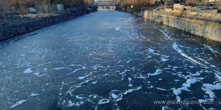 Kars eksi 12’yi gördü, her yer buz tuttu