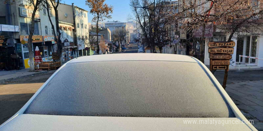 Kars eksi 12’yi gördü, her yer buz tuttu