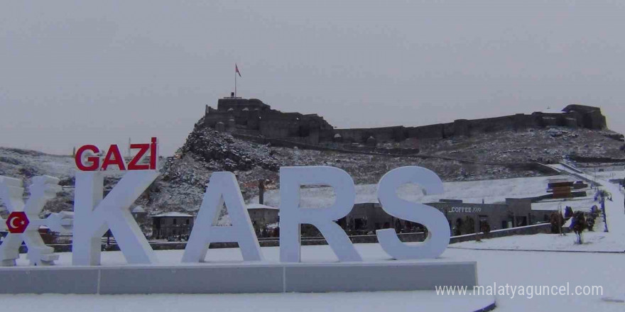 Kars kent merkezine mevsimin ilk karı yağdı