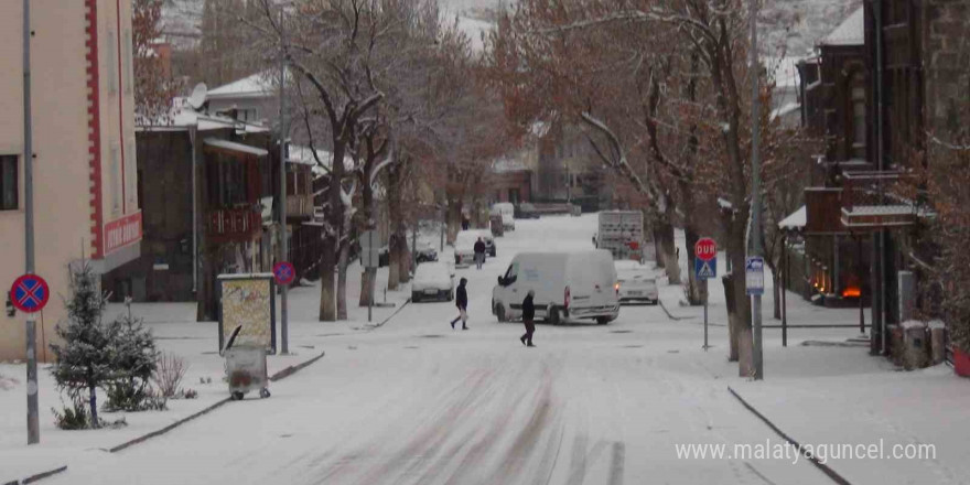 Kars kent merkezine mevsimin ilk karı yağdı