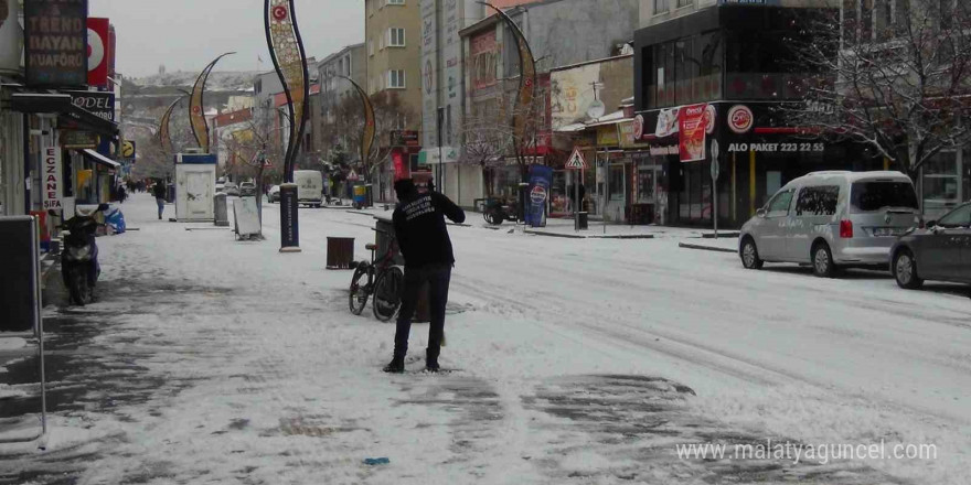 Kars kent merkezine mevsimin ilk karı yağdı