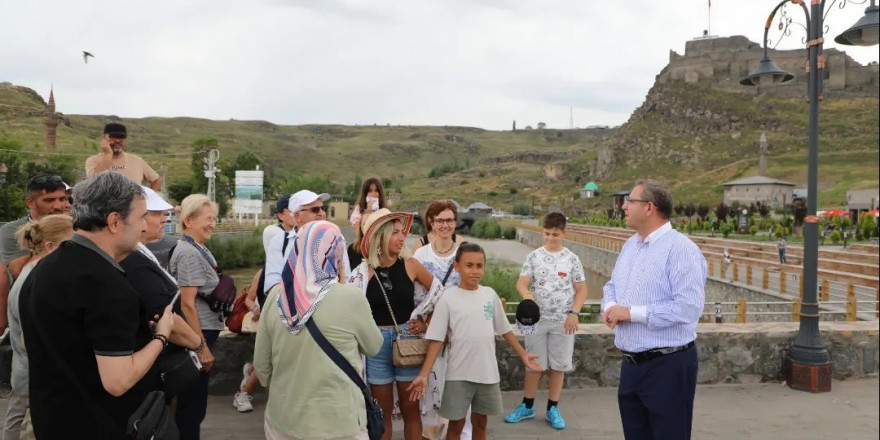 Kars Valisi turistlere rehberlik yaptı