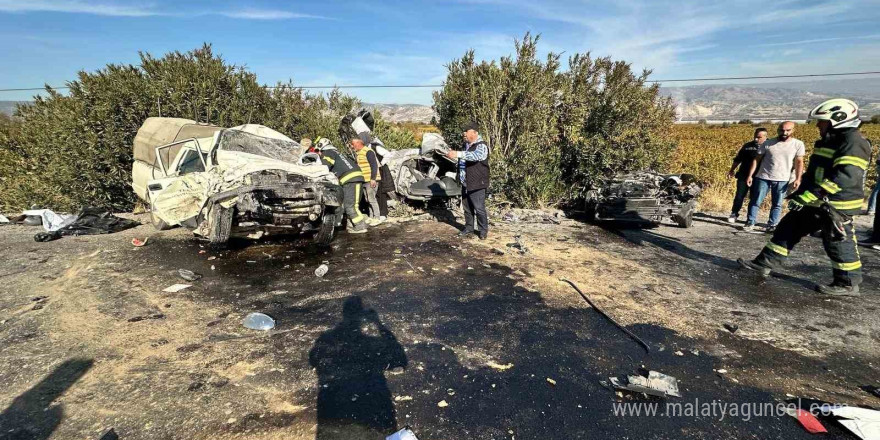 Karşı şeride geçen kamyonet otomobille kafa kafaya çarpıştı: 1 ölü 1 yaralı