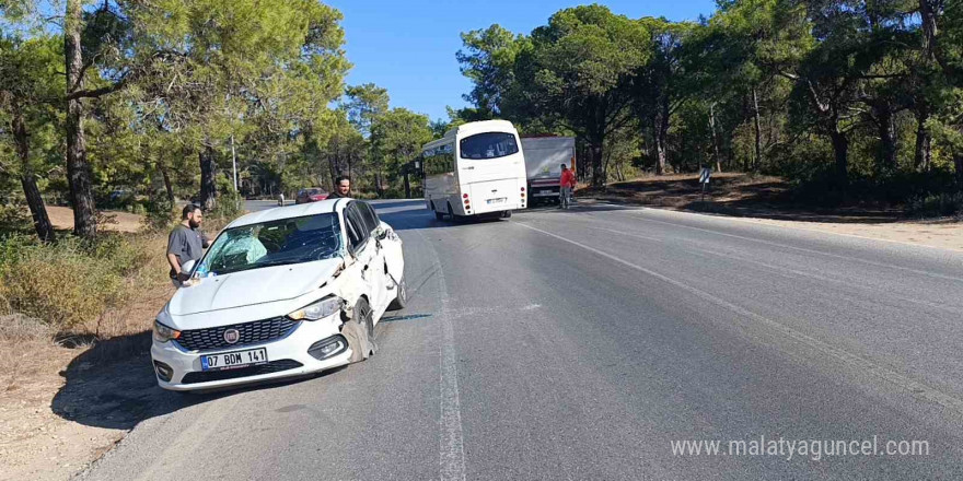 Karşı şeride geçen otomobil kamyona çarptı: 2 yaralı