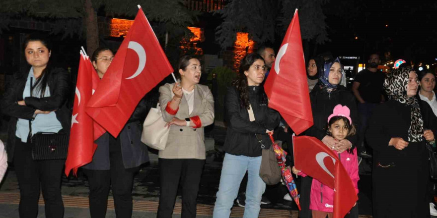 Karslılar 15 Temmuz’un 8. yıl dönümünde meydanları doldurdu