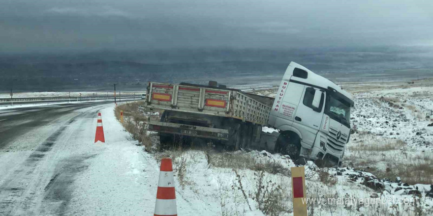 Kars’ta buzlanan yolda kayan tır şarampole düştü