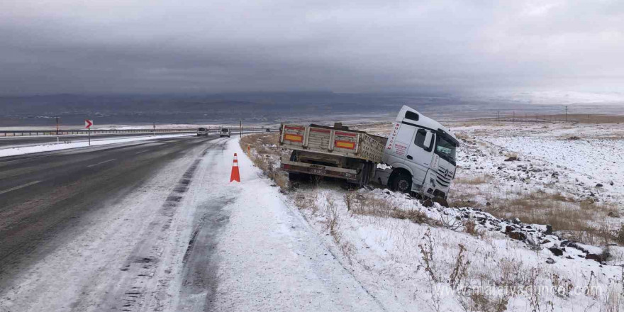 Kars’ta buzlanan yolda kayan tır şarampole düştü