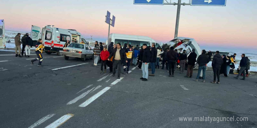 Kars’ta iki minibüs çarpıştı: 13 yaralı