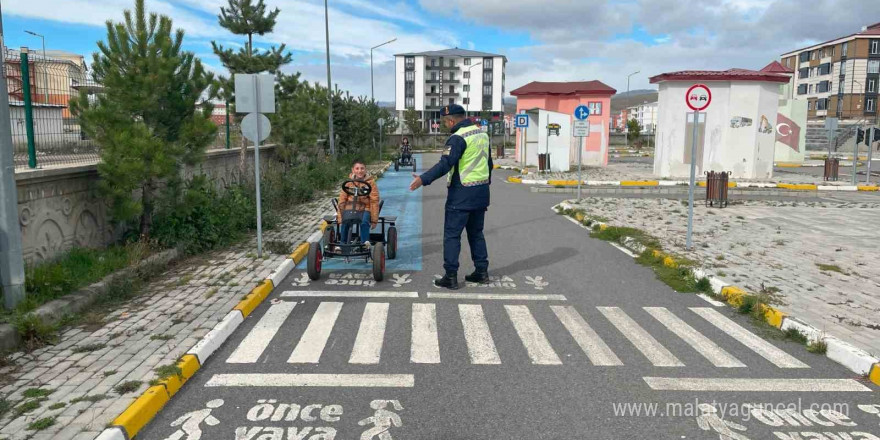 Kars’ta Jandarma Trafik Eğitim Parkı’nda öğrencilere eğitim verdi