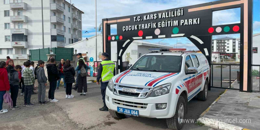 Kars’ta Jandarma Trafik Eğitim Parkı’nda öğrencilere eğitim verdi