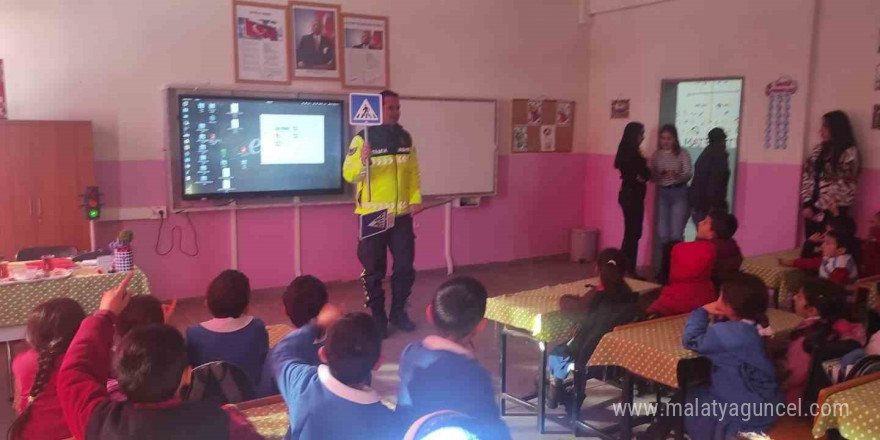 Kars’ta jandarmadan öğrencilere trafik semineri