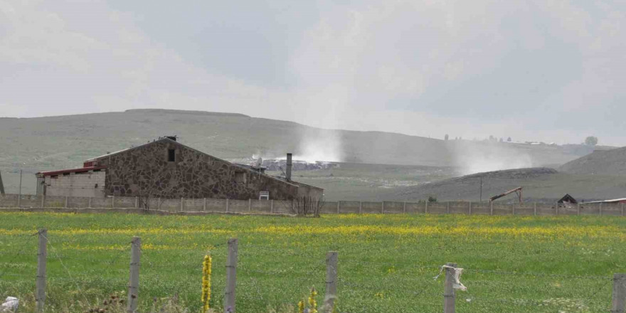 Kars’ta Karadağ çöplüğü yanıyor