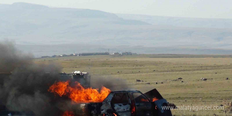 Kars’ta kaza yapan otomobil alev topuna döndü