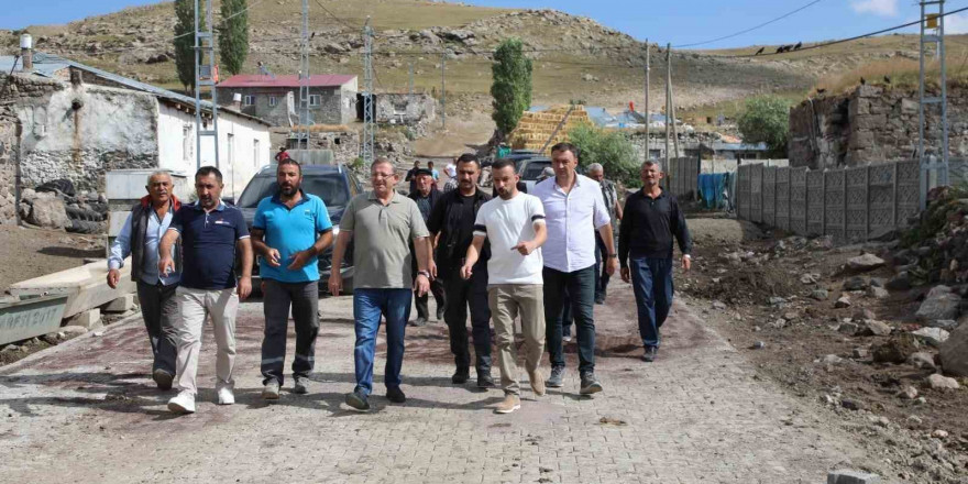 Kars’ta köy yollarına kilitli parke taş yapılıyor