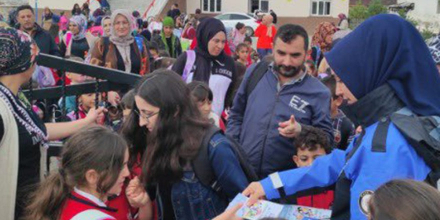 Kars’ta polis öğrencileri bilgilendirdi