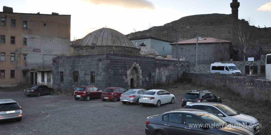 Kars’ta tarihi hamamın hali içler acısı