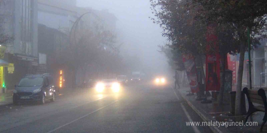 Kars’ta yoğun sis: Göz gözü görmedi, görüş mesafesi 3 metreye düştü