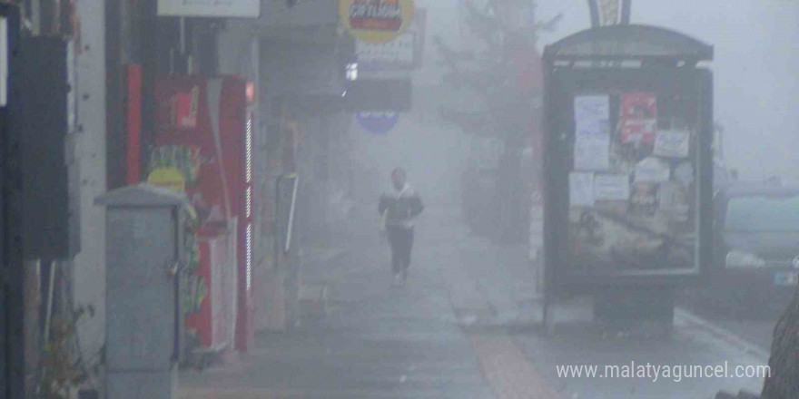 Kars’ta yoğun sis: Göz gözü görmedi, görüş mesafesi 3 metreye düştü