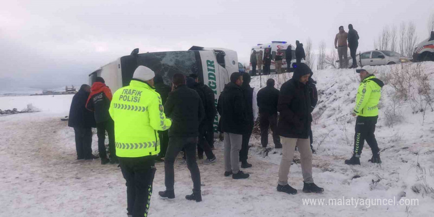 Kars’ta yolcu otobüsü devrildi: 23 yaralı