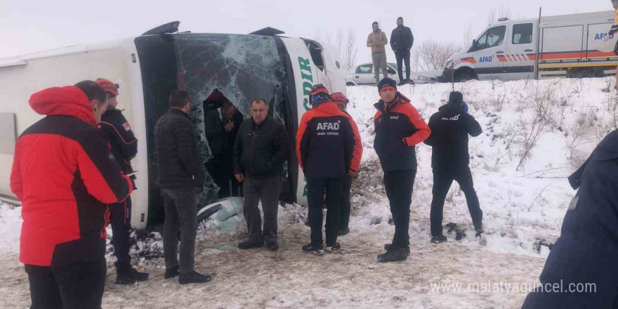 Kars’ta yolcu otobüsü devrildi: 23 yaralı