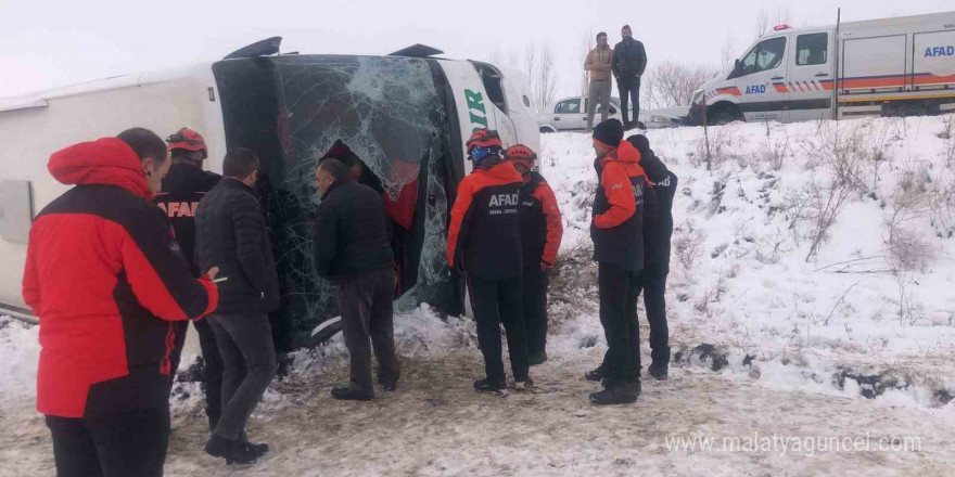 Kars’ta yolcu otobüsü devrildi: 23 yaralı