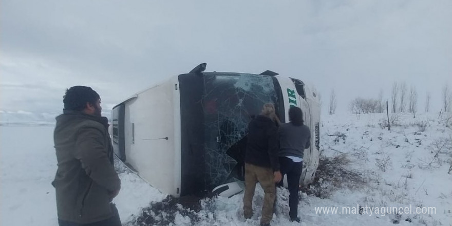 Kars’ta yolcu otobüsü devrildi: Çok sayıda yaralı var