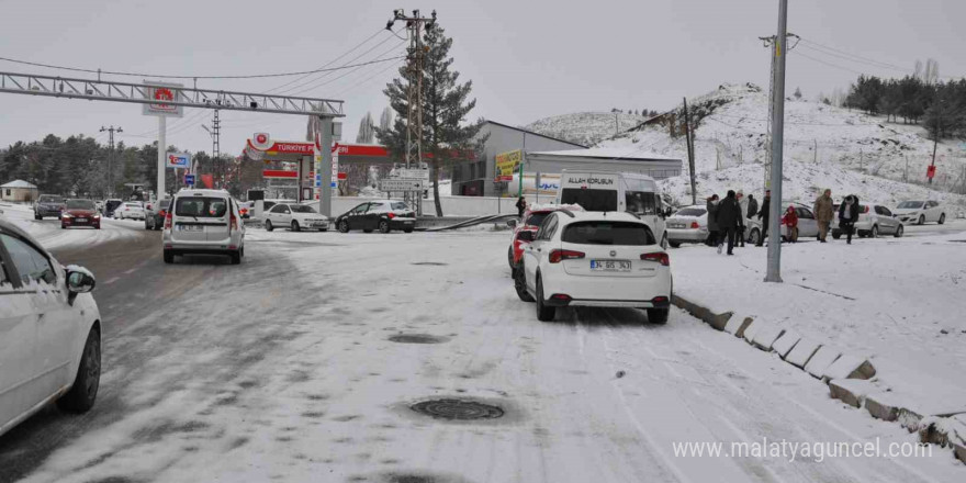 Kars’ta yollar buz pistine döndü