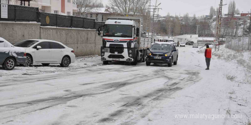 Kars’ta yollar buz pistine döndü