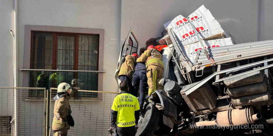 Kartal’da kontrolden çıkan tır eve girdi: 1 yaralı