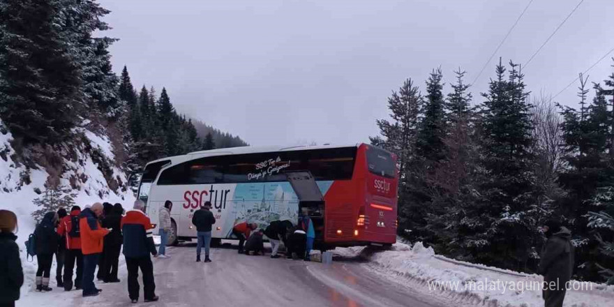 Kartalkaya yolunda kontrolden çıkan yolcu otobüsü yolu kapattı