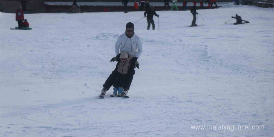 Kartalkaya’da kayak sezonu erken açıldı: Pistlerde 1 metre kar