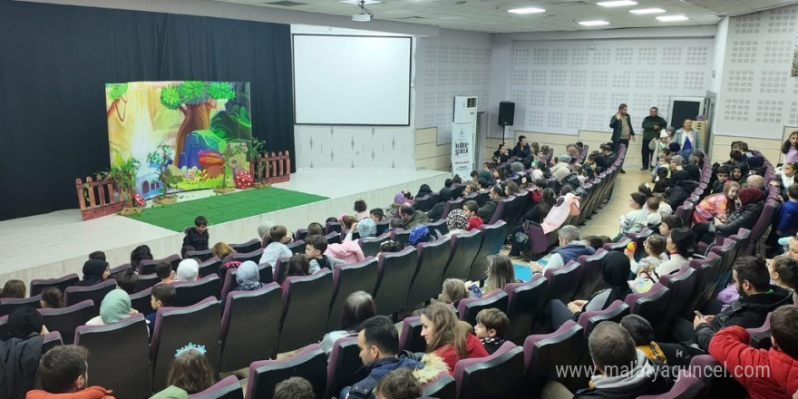 Kartepe’de çocuklar tiyatro oyunu ile eğlendi