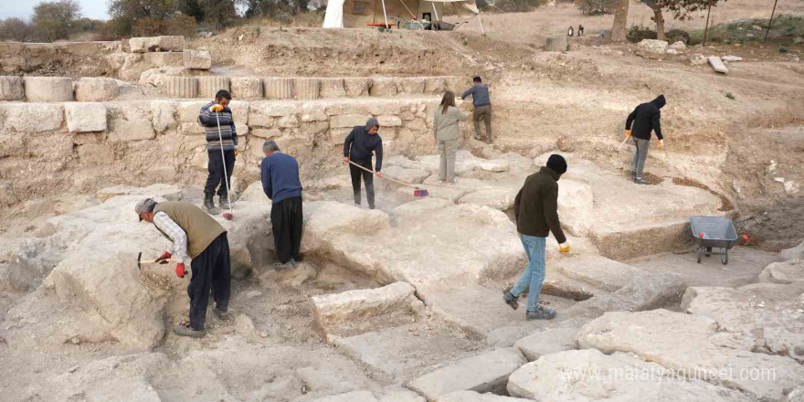 Kastabala Antik Kenti’nde daha eski dönemlere ait olduğu düşünülen tapınak kalıntısı bulundu