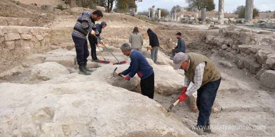 Kastabala Antik Kenti’nde daha eski dönemlere ait olduğu düşünülen tapınak kalıntısı bulundu