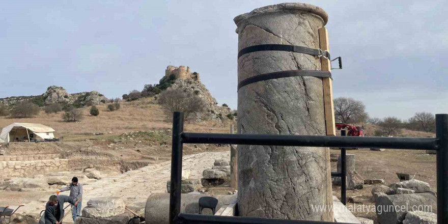 Kastabala Antik Kenti’nde depremde yıkılan sütunlar yeniden ayağa kaldırılıyor