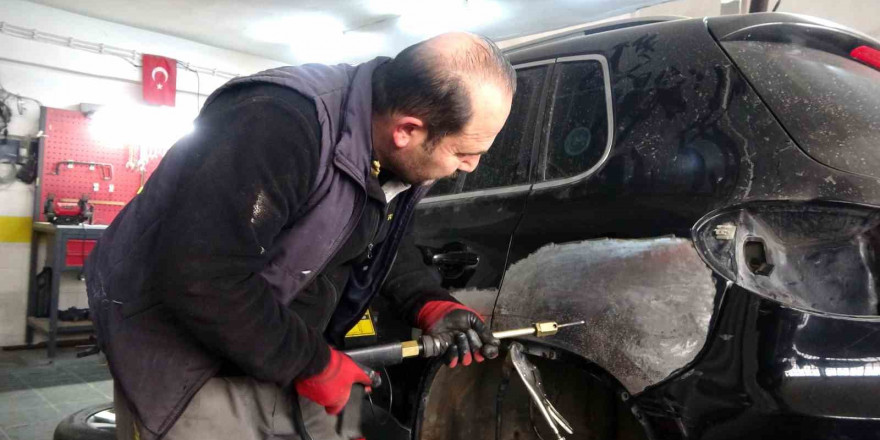 Kastamonu’da buzlanma sebebiyle kaza yapan araçlar oto tamircilerde yoğunluk oluşturdu