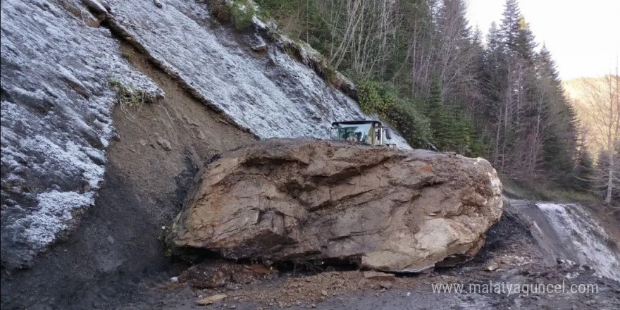 Kastamonu’da düşen kaya yolu ulaşıma kapattı