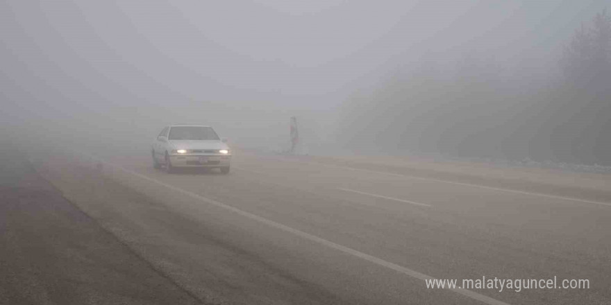 Kastamonu’da görüş mesafesini 20 metreye kadar düşüren sis trafiği olumsuz etkiliyor