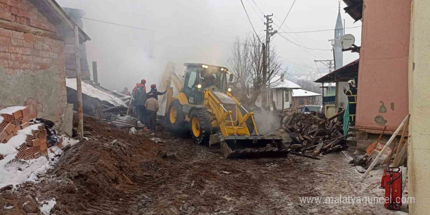 Kastamonu’da iki katlı ev küle döndü: Evdeki baba ve engelli oğlu aranıyor