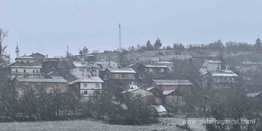 Kastamonu’da kar yağışı başladı, yollar beyaza büründü