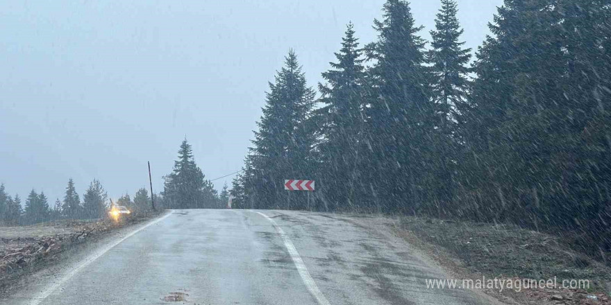 Kastamonu’da kar yağışı başladı, yollar beyaza büründü